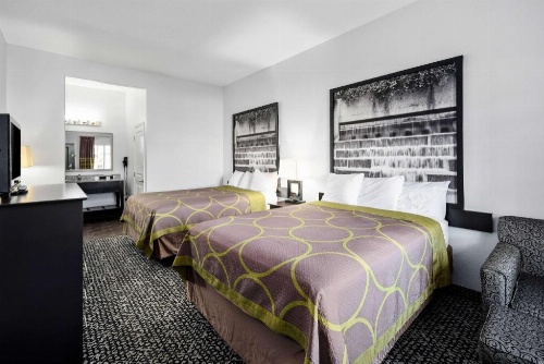 Super 8 by Wyndham Carthage TX image 2