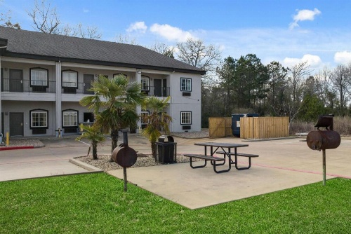 Super 8 by Wyndham Carthage TX image 23