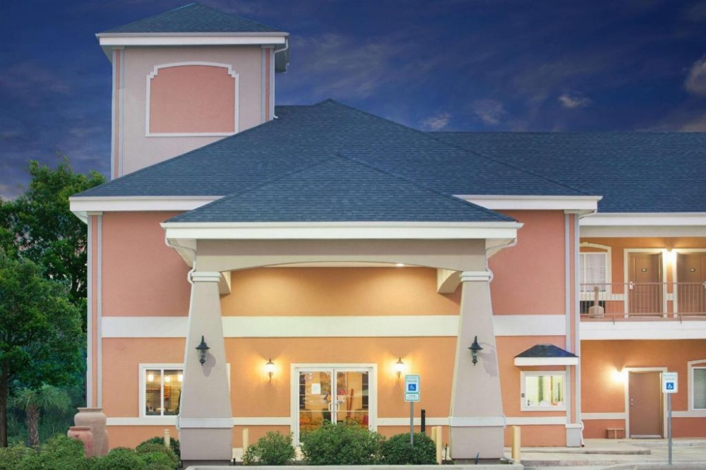 Super 8 by Wyndham Carthage TX Image 28