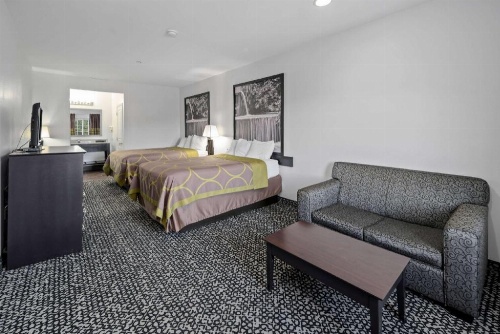 Super 8 by Wyndham Carthage TX image 38