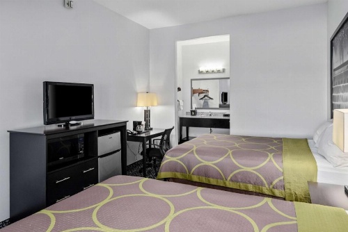 Super 8 by Wyndham Carthage TX image 6